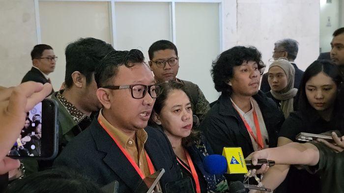 KASUS ANDRIE YUNUS - Ketua Umum Yayasan Lembaga Bantuan Hukum Indonesia (YLBHI) Muhammad Isnur, di Kompleks Parlemen, Senayan, Jakarta, Selasa (31/3/2026). Ia menyoroti dugaan adanya rantai komando dalam kasus penyiraman air keras terhadap Andrie Yunus
