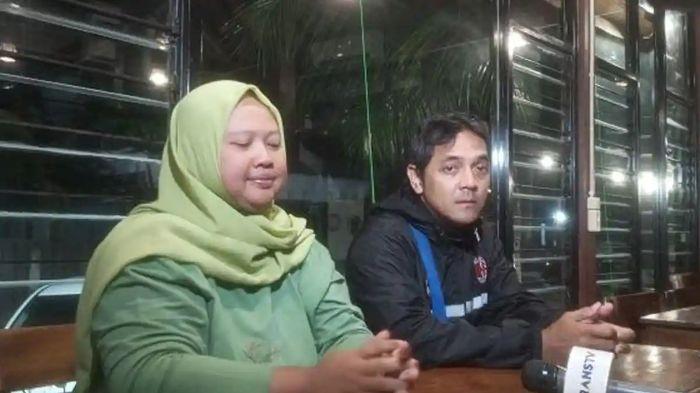 KASUS DIHENTIKAN: Arsita dan Hogi Minaya saat menyampaikan keterangan ke media setelah perkara yang mereka hadapi dihentikan atau ditutup.