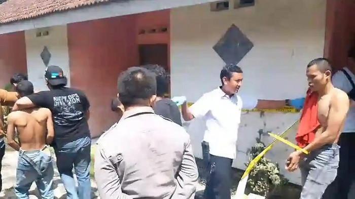 KASUS PENYEKAPAN- 4 pria tersangka penyekapan diamankan jajaran Polres Tasikmalaya Kota dari sebuah penginapan, di wilayah Kecamatan Tawang, Kota Tasikmalaya, Rabu (26/11/2025)