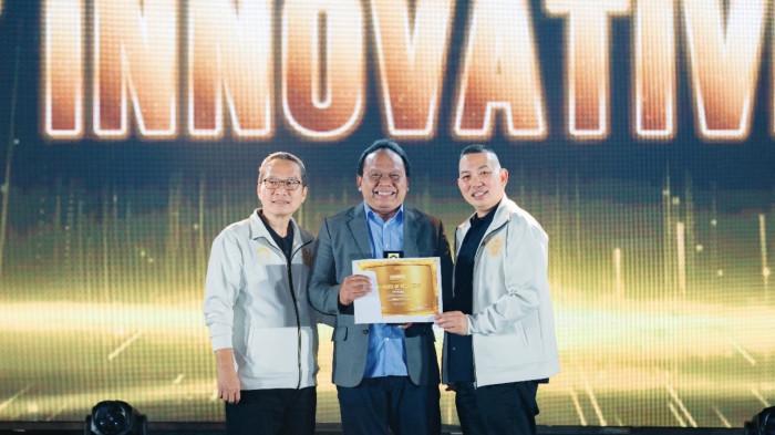 INOVASI PEMBIAYAAN PROPERTI - Direktur Ritel KB Bank, Robby Mondong (tengah) menerima penghargaan ‘Best Innovative Bank’ dalam ajang AREBI Summit 2025 pada Selasa (18/11) di Raffles Hotel Jakarta. Penghargaan ini sebagai bentuk apresiasi kepada KB Bank yang telah menghadirkan solusi pembiayaan properti yang berdampak bagi masyarakat.