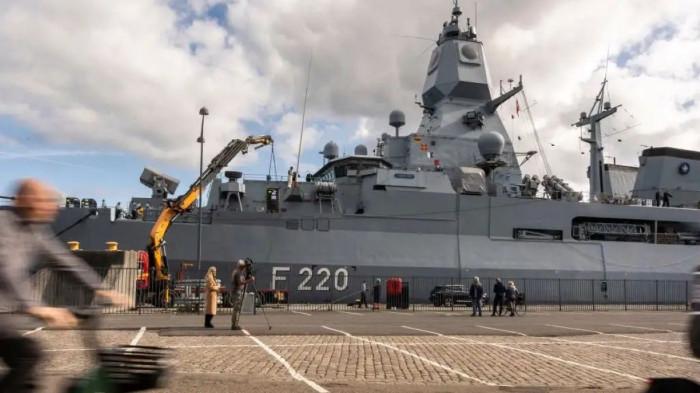 KE LAUT BALTIK - Fregat pertahanan udara Angkatan Laut Jerman FGS Hamburg F220 terlihat berlabuh di Kopenhagen pada hari Minggu, 28 September 2025. Kapal ini dikerahkan NATO ke perairan Laut Baltik untuk berpatroli dari potensi ancaman drone dan kapal Rusia.