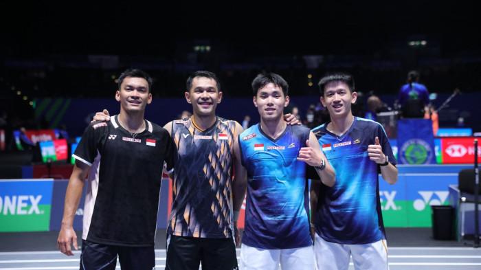 KE PEREMPATFINAL - Ganda putra Indonesia, Raymond Indra/Nikolaus Joaquin (kanan) foto bersama rekan setim yang jadi lawanya pada babak 16 besar All England 2026, Alfian/Muhammad Shohibul Fikri, Utilita Arena Birmingham, Inggris, Kamis (5/3/2026). dok: PBSI