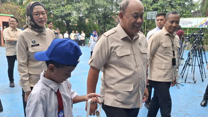 OPERASIONAL SPPG - Kepala Badan Gizi Nasional (BGN) Dadan Hindaya buka suara soal adanya Satuan Pelayanan Pemenuhan Gizi (SPPG) yang belum atau bahkan tiba-tiba berhenti beroperasi pada hari pertama pelaksanaan Program Makan Bergizi Gratis (MBG) tahun 2026, Kamis (8/1/2026) saat ditemui di SDN 01 Kalibaru, Cilincing, Jakarta Utara.