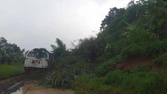JALUR TERTUTUP LONGSOR - PT Kereta Api Indonesia (Persero) Daerah Operasi 2 Bandung menyampaikan permohonan maaf kepada seluruh pelanggan, khususnya penumpang KA Ciremai relasi Semarang Tawang – Bandung, yang perjalanannya terganggu akibat adanya longsoran tanah di petak jalan Maswati – Sasaksaat pada Rabu, 1 April 2026.