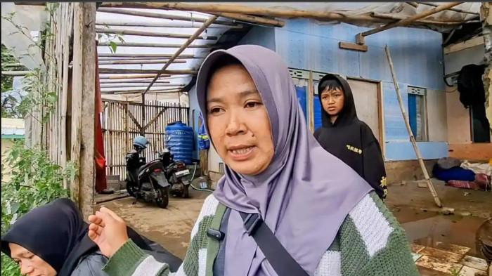 BERI KESAKSIAN - Eneng Rohaeni (38), salah satu warga Desa Pasirlangu, Kecamatan Cisarua, Kabupaten Bandung Barat, memberikan kesaksiannya soal longsor di desanya, Sabtu (24/1/2026).