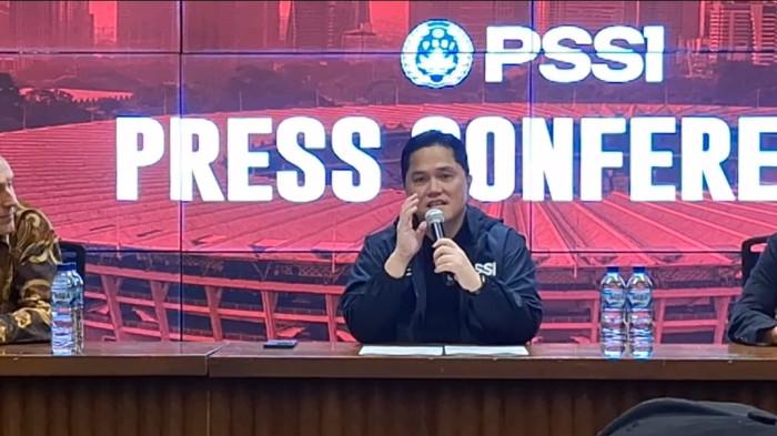 KETUM PSSI ERICK THOHIR - Ketua Umum PSSI, Erick Thohir saat memberikan pernyataan terkait perkembangan sepakbola Indonesia di Media Center SUGBK, Senayan, Jakarta, Jumat (24/10/2025).