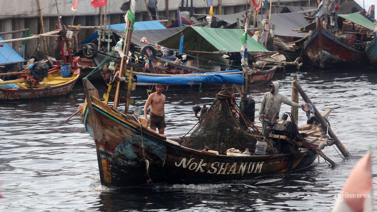 MOMEN IDUL FITRI - Aktivitas nelayan di kawasan Cilincing, Jakarta Utara, Rabu (19/2/2025). Seorang nelayan di Semarang harus menggadaikan sertifikat tanahnya demi bisa membelikan baju Lebaran untuk sang anak. 