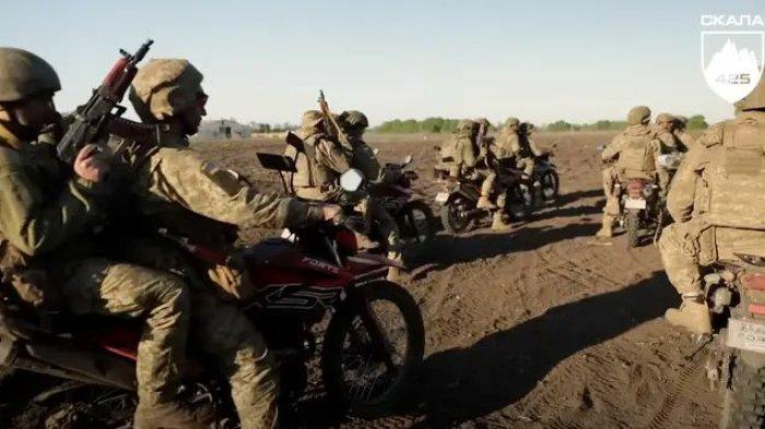 KOMPI SERBU MOTOR - Kompi serang sepeda motor pasukan Ukraina tampak menjalankan konfigurasi berpasangan dengan satu pengemudi dan satu penembak. Penggunaan resimen bersepeda motor off-road dalam perang Ukraina-Rusia kini sudah digunakan kedua pasukan.