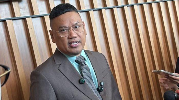 KONTEN HOAKS - Anggota DPR RI sekaligus presenter Uya Kuya ketika ditemui di gedung DPR RI, Jakarta, Selasa (21/4/2026). Uya Kuya buka suara soal kabar yang menyebut dirinya memiliki 750 Dapur MBG (Makan Bergizi Gratis). 