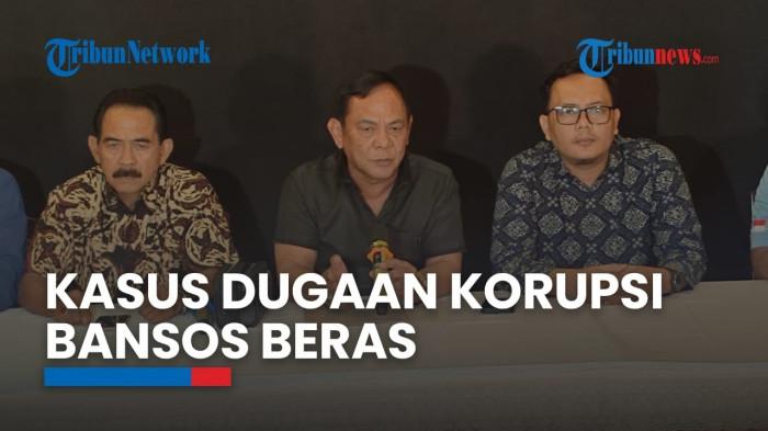 KORUPSI BANSOS - Kuasa Hukum Komisaris Utama PT Dosni Roha Logistik, Bambang Rudijanto Tanoesoedibjo, Ricky Sitohang di kawasan Jakarta Pusat, pada Selasa (16/9/2025). Ia klaim penetapan tersangka klienya oleh KPK pada perkara korupsi bansos tak sesuai aturan.