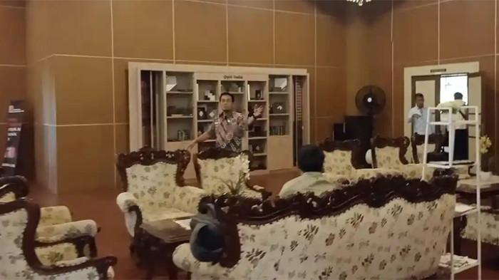 GELEDAH SETDA PEKALONGAN - Tim penyidik KPK didampingi Sekda Kabupaten Pekalongan M Yulian Akbar saat menggeledah Kantor Bupati Pekalongan Fadia Arafiq, Jumat (6/3/2026).
