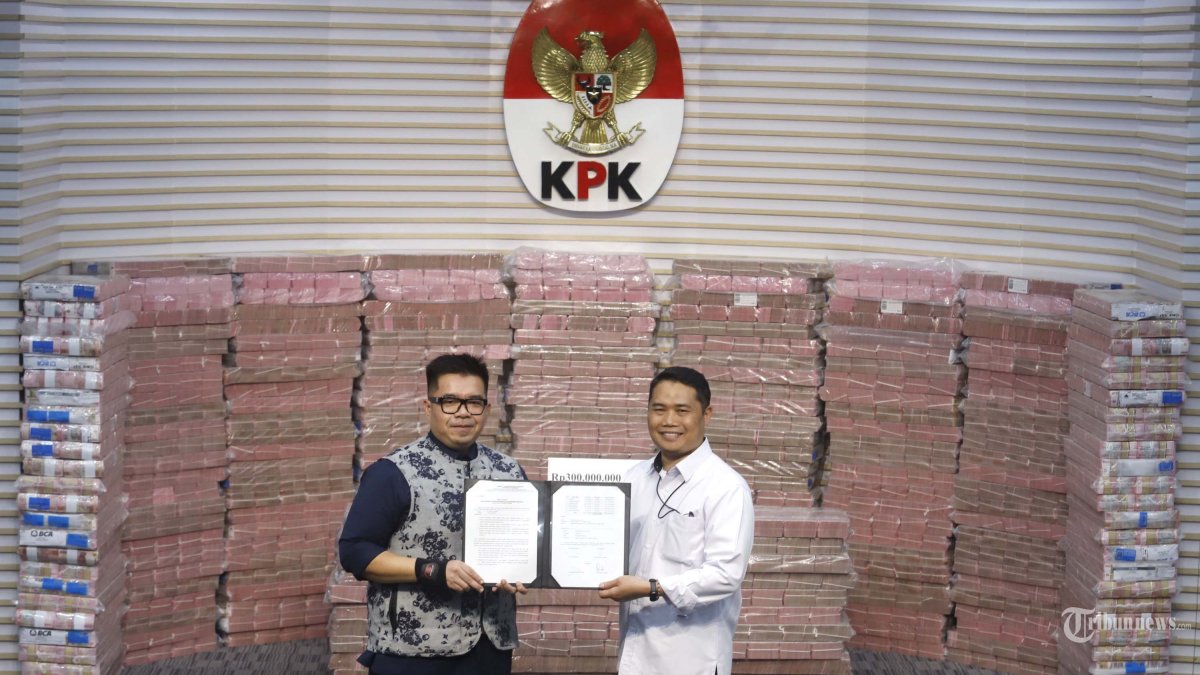 UANG HASIL RAMPASAN - Plt Deputi Penindakan dan Eksekusi KPK Asep Guntur Rahayu (kiri) memberikan plakat penyerahan hasil rampasan aset hasil korupsi kepada Direktur Utama PT Taspen, Rony Hanityo Aprianto (kanan) saat penyerahan pemulihan kerugian negara kepada PT Taspen di Gedung Merah Putih KPK, Jakarta, Kamis (20/11/2025). Komisi Pemberantasan Korupsi (KPK) menyerahkan kembali aset PT Taspen yang dikorupsi dalam kasus investasi fiktif yang dilakukan terpidana Ekiawan Heri Primaryanto.