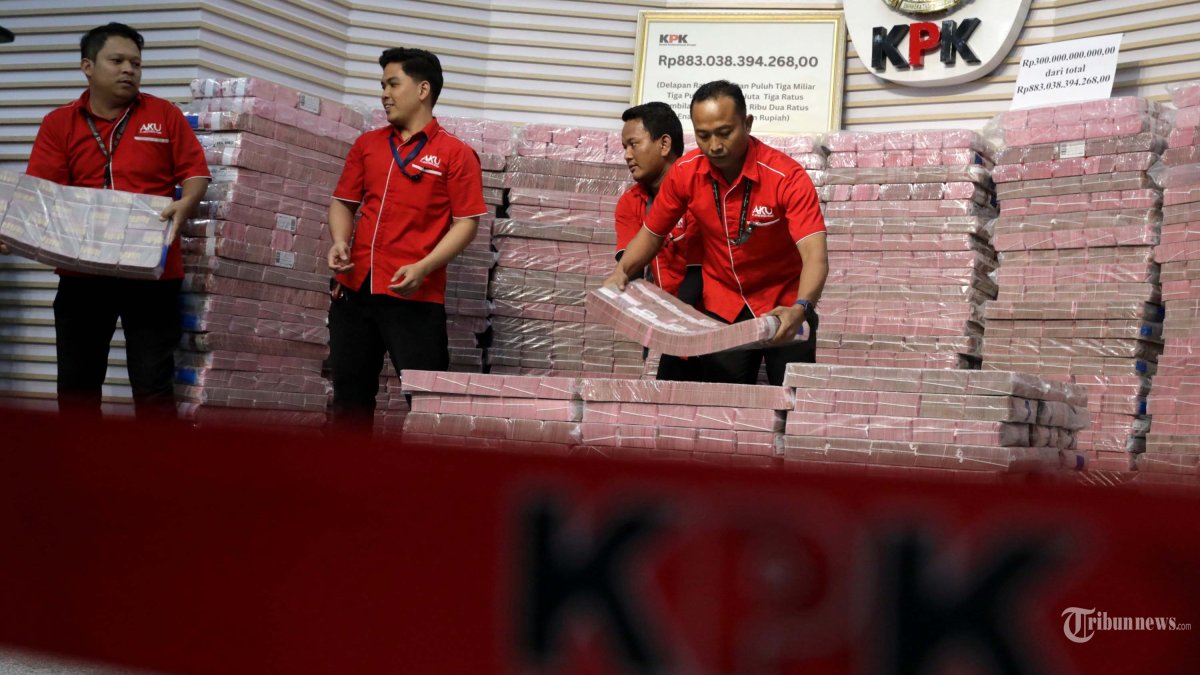 UANG HASIL RAMPASAN - Uang hasil rampasan senilai Rp 300 miliar terkait kasus investasi fiktif PT Taspen (Persero) ditampilkan disela-sela penyerahan pemulihan kerugian negara kepada PT Taspen di Gedung Merah Putih KPK, Jakarta, Kamis (20/11/2025). Komisi Pemberantasan Korupsi (KPK) menyerahkan kembali aset PT Taspen yang dikorupsi dalam kasus investasi fiktif yang dilakukan terpidana Ekiawan Heri Primaryanto. Uang senilai Rp883 miliar diserahkan kembali KPK kepada PT Taspen sebagai bentuk dukungan pada ASN dan pensiunan. TRIBUNNEWS/IRWAN RISMAWAN