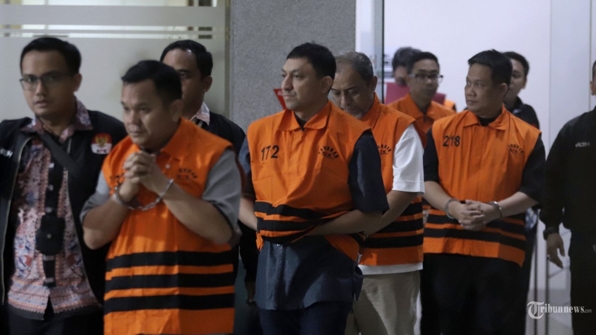 TERSANGKA KORUPSI - Kepala Kantor Pertanahan Kabupaten Bogor I Sontang Coin Manurung (kiri) bersama Ketua DPP Partai Golkar Fahd El Fouz (kedua kiri),  Mantan Bupati Kebumen Arif Sugianto (kanan) serta tersangka lainnya berjalan menuju mobil tahanan usai menjalani pemeriksaan pasca terjaring operasi tangkap tangan (OTT) di Gedung KPK, Jakarta, Selasa (15/9/2026). Komisi Pemberantasan Korupsi (KPK) menetapkan 8 orang tersangka terkait kasus dugaan korupsi di lingkungan Kementerian Agraria dan Tata Ruang/Badan Pertanahan Nasional (ATR/BPN) yang juga berkaitan dengan proses pengurusan Hak Guna Bangunan (HGB) di wilayah Kabupaten Bogor dan juga dugaan penerimaan-penerimaan lainnya. TRIBUNNEWS/IRWAN RISMAWAN