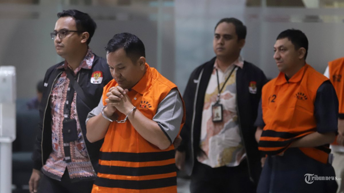 TERSANGKA KORUPSI - Kepala Kantor Pertanahan Kabupaten Bogor I Sontang Coin Manurung (kiri) bersama Ketua DPP Partai Golkar Fahd El Fouz (kanan) berjalan menuju mobil tahanan usai menjalani pemeriksaan pasca terjaring operasi tangkap tangan (OTT) di Gedung KPK, Jakarta, Selasa (15/9/2026). Komisi Pemberantasan Korupsi (KPK) menetapkan 8 orang tersangka terkait kasus dugaan korupsi di lingkungan Kementerian Agraria dan Tata Ruang/Badan Pertanahan Nasional (ATR/BPN) yang juga berkaitan dengan proses pengurusan Hak Guna Bangunan (HGB) di wilayah Kabupaten Bogor dan juga dugaan penerimaan-penerimaan lainnya. TRIBUNNEWS/IRWAN RISMAWAN