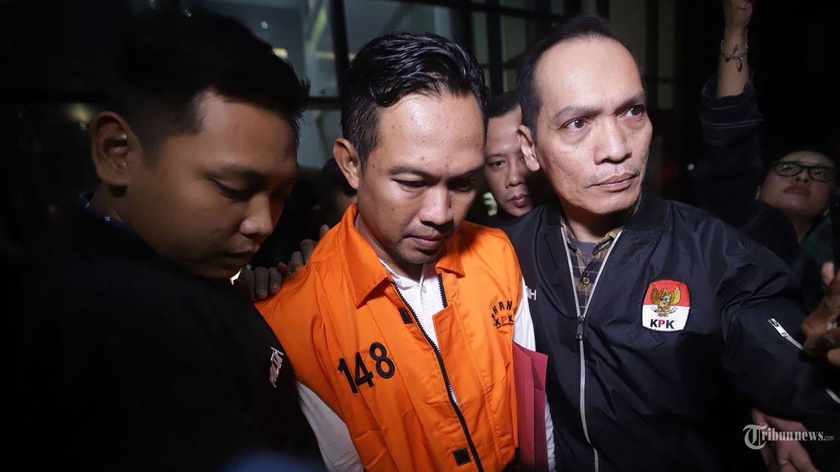 BUPATI CILACAP KORUPSI - Bupati Cilacap Syamsul Auliya Rachman (AUL) mengenakan rompi orange usai menjalani pemeriksaan di Gedung Komisi Pemberantasan Korupsi (KPK), Jakarta Selatan, Sabtu (14/3/2026). KPK menduga Bupati Cilacap, AUL memeras puluhan perangkat daerah di Kabupaten Cilacap, Jawa Tengah guna memenuhi kebutuhan uang Tunjangan Hari Raya (THR) Idulfitri 2026 untuk pribadi dan pihak eksternal, dalam hal ini Forkopimda. Deputi Penindakan dan Eksekusi KPK Asep Guntur Rahayu mengungkapkan pengumpulan uang tersebut dilakukan AUL melalui Sekretaris Daerah Kabupaten Cilacap, inisial Sadmoko Danardono (SAD) dengan target setoran yang dipasang hingga Rp 750 juta. Tribunnews/Jeprima