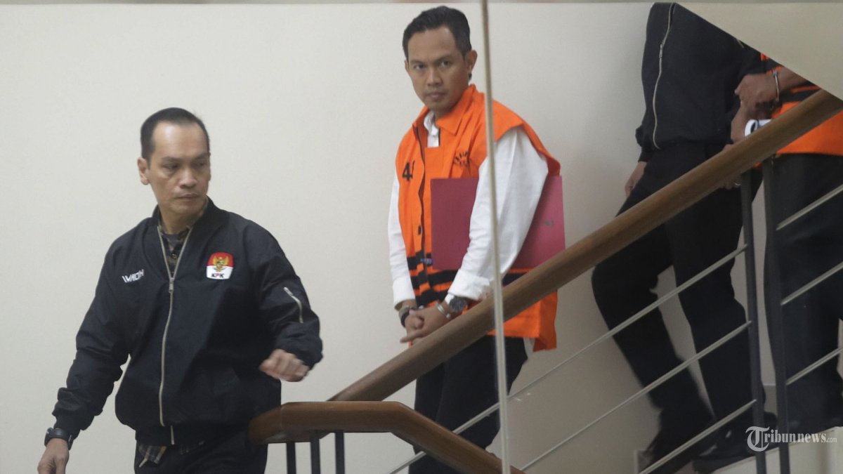 BUPATI CILACAP KORUPSI - Bupati Cilacap Syamsul Auliya Rachman (AUL) mengenakan rompi orange usai menjalani pemeriksaan di Gedung Komisi Pemberantasan Korupsi (KPK), Jakarta Selatan, Sabtu (14/3/2026). KPK menduga Bupati Cilacap, AUL memeras puluhan perangkat daerah di Kabupaten Cilacap, Jawa Tengah guna memenuhi kebutuhan uang Tunjangan Hari Raya (THR) Idulfitri 2026 untuk pribadi dan pihak eksternal, dalam hal ini Forkopimda. Deputi Penindakan dan Eksekusi KPK Asep Guntur Rahayu mengungkapkan pengumpulan uang tersebut dilakukan AUL melalui Sekretaris Daerah Kabupaten Cilacap, inisial Sadmoko Danardono (SAD) dengan target setoran yang dipasang hingga Rp 750 juta. Tribunnews/Jeprima