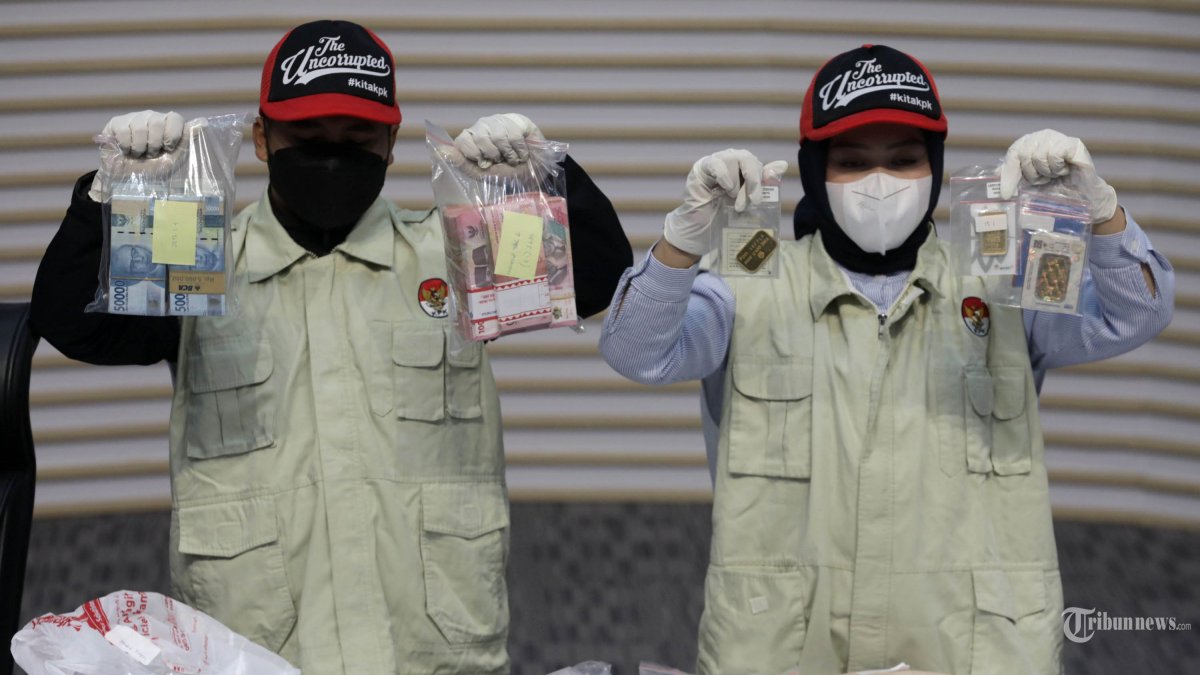 OTT KPK - Petugas menunjukkan barang bukti terkait operasi tangkap tangan (OTT) di Lampung Tengah saat konferensi pers di Gedung Merah Putih KPK, Jakarta, Kamjs (11/12/2025). Bupati Lampung Tengah Ardito Wijaya bersama 4 orang lainnya resmi ditahan KPK dan mengamakan baramg bukti berupa uang tunai sejumlah Rp 193 juta dan logam mulia seberat 850 gram dalam kasus dugaan korupsi terkait penerimaan hadiah atau janji oleh Penyelenggara Negara terkait pengadaan barang dan jasa serta penerimaan lainnya (gratifikasi) di lingkungan Pemerintah Kabupaten Lampung Tengah tahun anggaran 2025 TRIBUNNEWS/IRWAN RISMAWAN