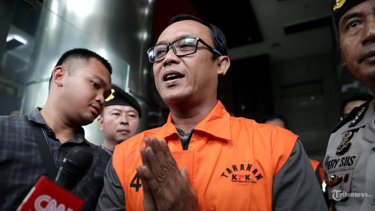OTT KPK - Bupati Lampung Tengah Ardito Wijaya mengenakan rompi tahanan usai menjalani pemeriksaan di Gedung Merah Putih KPK, Jakarta, Kamis (11/12/2025).
