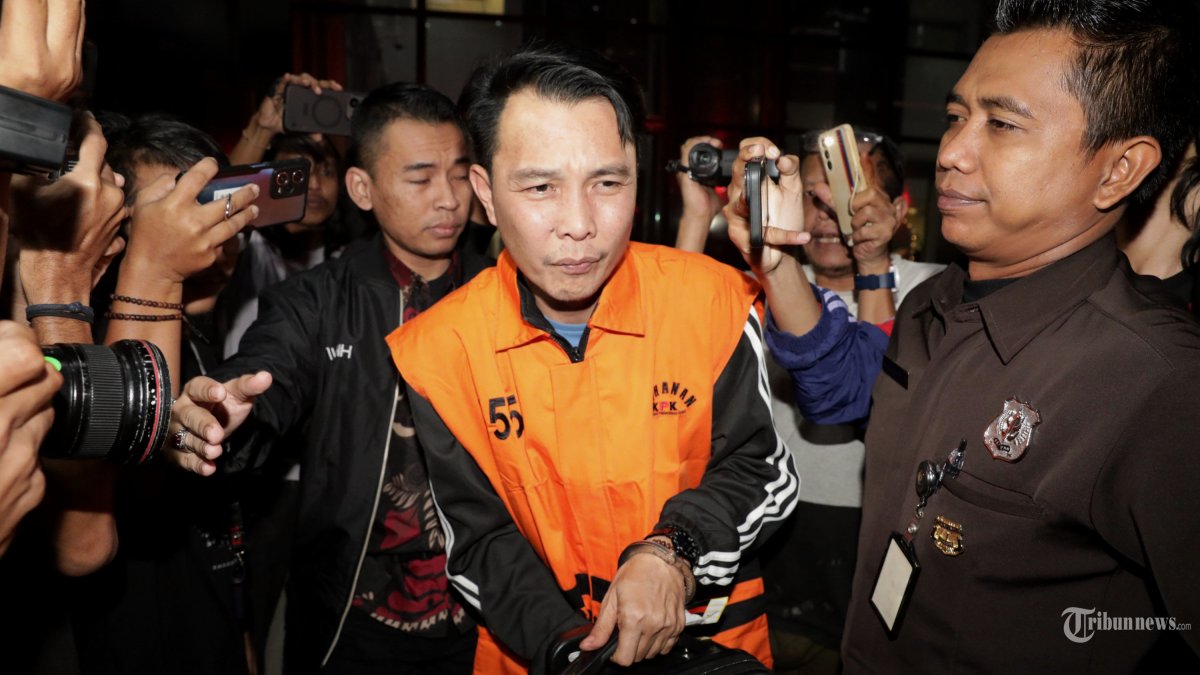 OTT KPK - Bupati Rejang Lebong Muhammad Fikri Thobari mengenakan romlo tahanan usai menjalani pemeriksaan pasca terjaring operasi tangkap tangan (OTT) di Gedung Merah Putih KPK, Jakarta, Rabu (11/3/2026) pagi. KPK resmi menahan Bupati Rejang Lebong Muhammad Fikri Thobari bersama empat tersangka lainnya usai terjaring operasi tangkap tangan (OTT) dalam kasus dugaan suap proyek. TRIBUNNEWS/IRWAN RISMAWAN