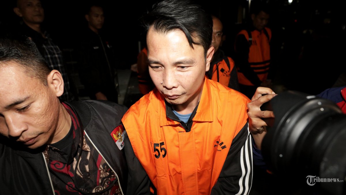 OTT KPK - Bupati Rejang Lebong Muhammad Fikri Thobari mengenakan romlo tahanan usai menjalani pemeriksaan pasca terjaring operasi tangkap tangan (OTT) di Gedung Merah Putih KPK, Jakarta, Rabu (11/3/2026) pagi. KPK resmi menahan Bupati Rejang Lebong Muhammad Fikri Thobari bersama empat tersangka lainnya usai terjaring operasi tangkap tangan (OTT) dalam kasus dugaan suap proyek. TRIBUNNEWS/IRWAN RISMAWAN