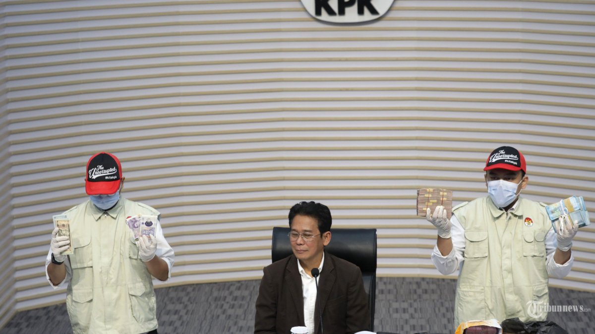 PENETAPAN TERSANGKA - Petugas menunjukkan barang bukti disaksikan Wakil Ketua KPK Johanis Tanak saat konferensi pers penetapan tersangka Gubernur Riau Abdul Wahid di Gedung Merah Putih KPK, Jakarta, Rabu (5/11/2025). KPK resmi menahan Gubernur Riau Abdul Wahid bersama dua tersangka lainnya dan mengamankan barang bukti berupa uang tunai sejumlah Rp 1,6 miliar dalam operasi tangkap tangan (OTT) terkait kasus dugaan pemerasan dan suap dalam penganggaran proyek infrastruktur di lingkungan Dinas Pekerjaan Umum, Penataan Ruang, Perumahan, Kawasan Permukiman dan Pertanahan (PUPRPKPP) Provinsi Riau. TRIBUNNEWS/IRWAN RISMAWAN