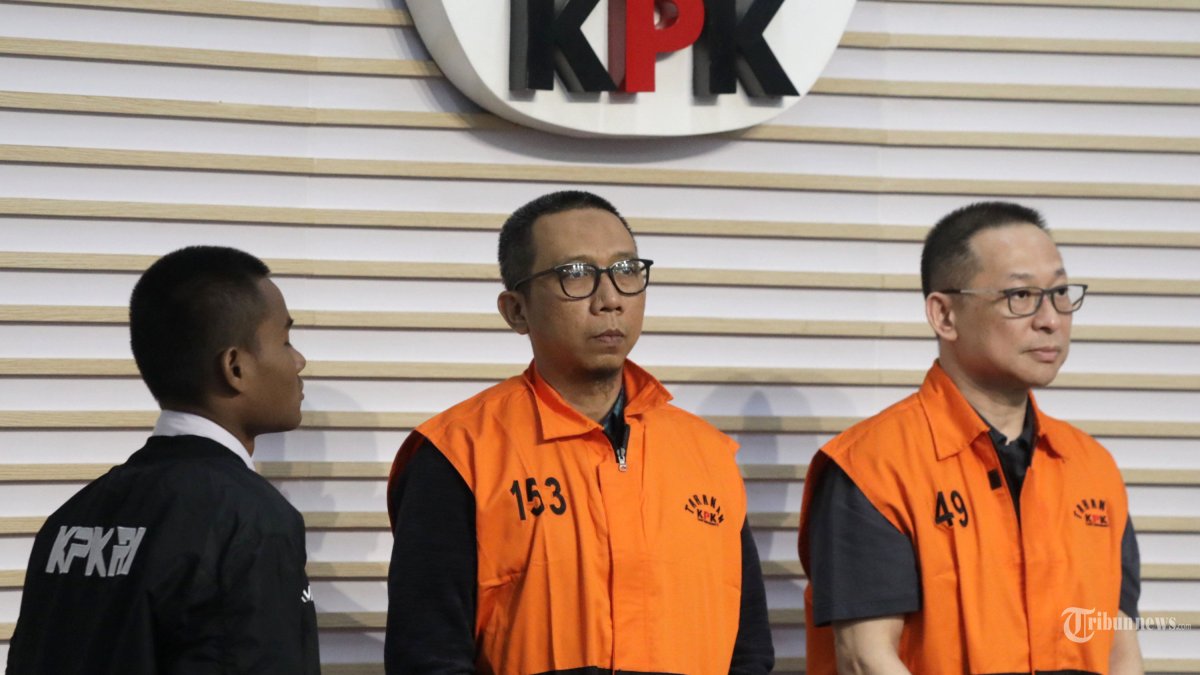 PENAHANAN TERSANGKA KPK - Dua tersangka kasus dugaan tindak pidana korupsi di lingkungan DJKA Medan, ASN Direktorat Jenderal Keselamatan Perkeretaapian DJKA Kemenhub PPK di Balai Teknik Perkeretaapian Medan periode 2021-2024 Muhlis Hanggani Capah (kiri) bersama Komisaris PT Tri Tirta Permata Eddy Kurniawan Winarto (kanan) mengenakan rompi tahanan usai menjalani pemeriksaan di Gedung Merah Putih KPK, Jakarta, Senin (1/12/2025). KPK menahan dua tersangka kasus dugaan tindak pidana korupsi pengaturan pemenang pelaksana proyek dalam pembangunan dan pemeliharaan proyek jalur kereta api di lingkungan Direktorat Jenderal Kereta Api (DJKA) Medan. TRIBUNNEWS/IRWAN RISMAWAN