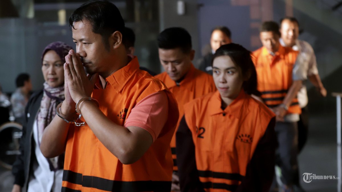 OTT KPK - Sejumlah tersangka yang twrjaring operasi tangkap tangan (OTT) berjalan menuju mobil tahanan usai menjalani pemeriksaan di Gedung KPK, Jakarta, Rabu (14/10/2026). Kelima tersangka ditahan usai terjaring operasi tangkap tangan (OTT) terkait kasus dugaan korupsi pengadaan barang dan jasa di lingkungan Badan Nasional Penanggulangan Bencana (BNPB). TRIBUNNEWS/IRWAN RISMAWAN