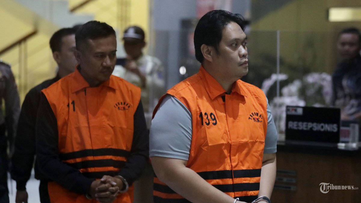 OTT KPK - Kepala Kejaksaan Negeri (Kajari) Kabupaten Hulu Sungai Utara Albertinus Parlinggoman Napitupulu (kanan) bersama Kepala Seksi Intelijen (Kasi Intel) Kejaksaan Negeri Kabupaten Hulu Sungai Utara Asis Budianto (kiri) mengenakan rompi tahanan usai terjaring operasi tangkap tangan (OTT) di Gedung Merah Putih KPK, Jakarta, Sabtu (20/12/2025). KPK resmi menahan Albertinus Parlinggoman Napitupulu dan Asis Budianto serta Kepala Seksi Perdata dan Tata Usaha Negara (Kasi Datun) Kejaksaan Negeri Kabupaten Hulu Sungai Utara Tri Taruna Fariadi yang saat ini masih buron terkait tindak pidana korupsi pemerasan di Kejaksaan Negeri Kabupaten Hulu Sungai Utara, Kalimantan Selatan. TRIBUNNEWS/IRWAN RISMAWAN