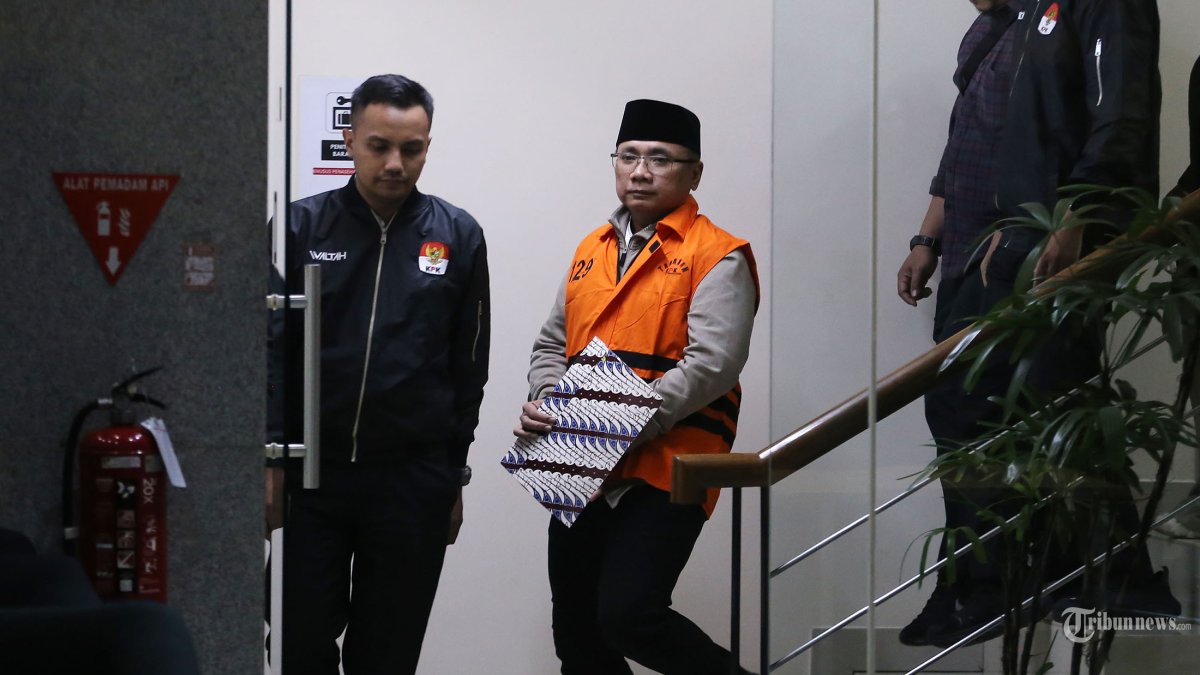 DITAHAN KPK - Mantan menteri agama Yaqut Cholil Qoumas mengenakan rompi orange usai menjalani pemeriksaan di Gedung KPK, Jakarta Selatan, Kamis (12/3/2026). Yaqut menyatakan tidak pernah menerima uang dari hasil pembagian kuota haji 2024. Yaqut mengklaim kebijakan pembagian kuota haji tambahan yang ia buat saat menjabat untuk kebaikan para jemaah haji pada saat itu. Tribunnews/Jeprima