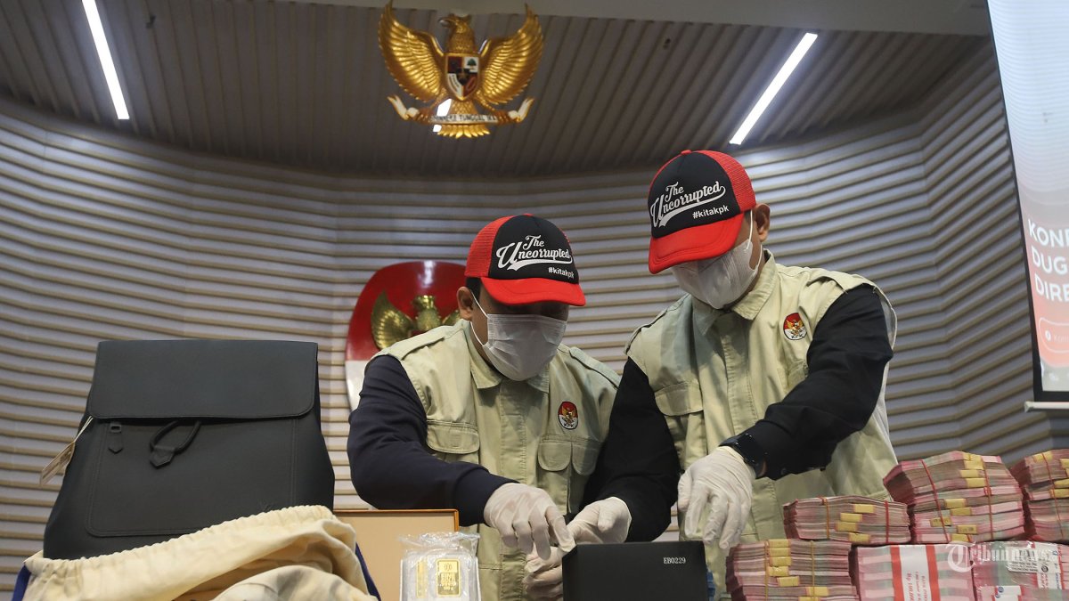 KORUPSI BEA CUKAI - Pegawai KPK menunjukkan barang bukti saat konferensi pers terkait dugaan Tindak Pidana Korupsi Bea Cukai di Gedung Merah Putih KPK, Jakarta Selatan, Kamis (5/2/2026). omisi Pemberantasan Korupsi (KPK) menetapkan enam orang sebagai tersangka kasus dugaan korupsi terkait importasi barang di Direktorat Jenderal Bea Cukai (DJBC). KPK juga menyita sejumlah barang bukti dari beberapa lokasi yang terkait, mulai dari uang tunai hingga jam tangan mewah. Total nilai barang bukti yang disita mencapai Rp 40,5 miliar. Tribunnews/Jeprima