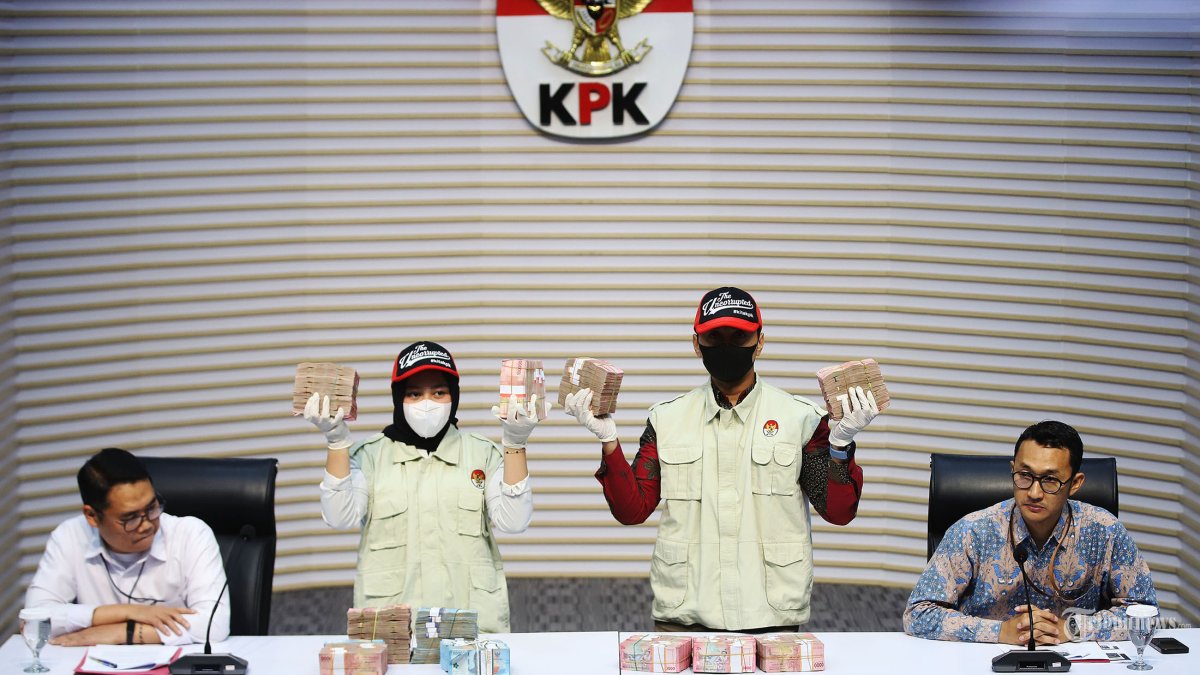 KPK TETAPKAN TERSANGKA - Direktur Penyidik Komisi Pemberantasan Korupsi (KPK) Asep Guntur Rahayu bersama  Juru Bicara KPK Budi Prasetyo menggelar konferensi pers terkait dugaan Tindak Pidana Korupsi dalam restitusi pajak di KPP Madya Banjarmasin di Gedung Merah Putih KPK, Jakarta Selatan, Kamis (5/2/2026). KPK telah menetapkan status tersangka Kepala KPP Madya Banjarmasin Mulyono Purwo Wijoyo dan 2 orang lainnya dalam OTT di Banjarmasin. Tribunnews/Jeprima