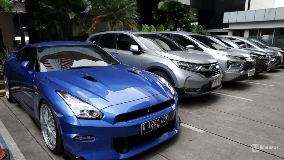 BARANG BUKTI OTT - Sejumlah barang bukti berupa mobil dan motor terkait Operasi Tangkap Tangan (OTT) yang menjerat Wakil Menteri Ketenagakerjaan (Wamenaker) Immanuel Ebenezer ditampilkan di Gedung Merah Putih KPK, Jakarta, Kamis (21/8/2025). KPK menyita barang bukti berupa 15 mobil dan 7 motor dalam OTT yang menjerat Wakil Menteri Ketenagakerjaan (Wamenaker) Immanuel Ebenezer terkait kasus dugaan pemerasan terhadap perusahaan-perusahaan terkait pengurusan sertifikasi K3 (Keselamatan dan Kesehatan Kerja). TRIBUNNEWS/IRWAN RISMAWAN