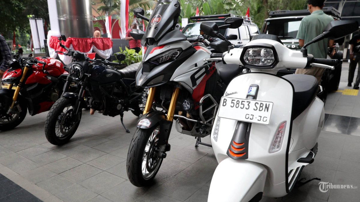 BARANG BUKTI OTT - Sejumlah barang bukti berupa mobil dan motor terkait Operasi Tangkap Tangan (OTT) yang menjerat Wakil Menteri Ketenagakerjaan (Wamenaker) Immanuel Ebenezer ditampilkan di Gedung Merah Putih KPK, Jakarta, Kamis (21/8/2025). KPK menyita barang bukti berupa 15 mobil dan 7 motor dalam OTT yang menjerat Wakil Menteri Ketenagakerjaan (Wamenaker) Immanuel Ebenezer terkait kasus dugaan pemerasan terhadap perusahaan-perusahaan terkait pengurusan sertifikasi K3 (Keselamatan dan Kesehatan Kerja). TRIBUNNEWS/IRWAN RISMAWAN