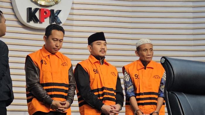 TERSANGKA SUAP — KPK menetapkan Bupati Bekasi, Ade Kuswara Kunang dan ayah kandungnya, HM Kunang tersangka kasus dugaan suap, Gedung KPK, Jakarta, Sabtu (20/12/2025)