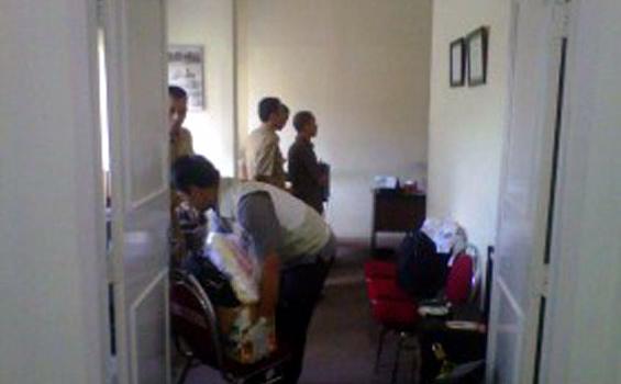 Petugas KPK Geledah Kantor Dispora Riau