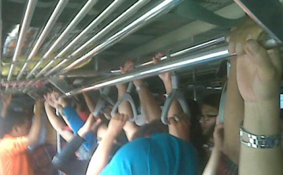 Hari Ini Tarif KRL Naik, AC Mati, Penumpang Mandi Keringat