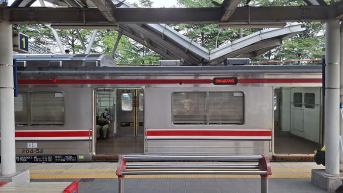 KRL NORMAL LAGI - KRL Commuter Line relasi Angke - Cikarang di stasiun Cakung, Jakarta Timur sedang menunggu antrean masuk ke stasiun Kranji, Bekasi, Jawa Barat pada Rabu (29/4/2024).