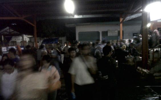 Perjalanan KRL Terganggu, Penumpang Mengeluh