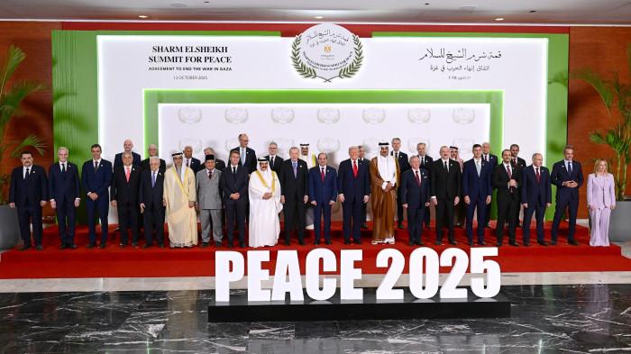 KTT PERDAMAIAN GAZA - Para pemimpin dunia berkumpul dalam KTT Perdamaian Gaza 2025 di Sharm El-Sheikh, Mesir, Senin (13/10/2025). Pertemuan ini menjadi momentum bersejarah dengan penandatanganan kesepakatan gencatan senjata untuk mengakhiri perang di Gaza.