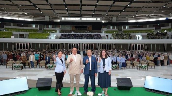 KULIAH UMUM BCA - 1.258 Mahasiswa UMS Mendapat Pembekalan Wawasan Kerja dari Direktur BCA, Rabu (26/11/2025). Tampak Antonius Widodo Mulyono (Foto 1, kedua dari kanan) bersama Wakil Rektor I Universitas
Muhammadiyah Surakarta (UMS) Prof. Ihwan Susila, Ph.D, (Foto 1, kanan) serta jajaran rektorat
UMS dan manajemen BCA bertukar plakat dalam acara BCA Berbagi Ilmu (BBI) di UMS, Rabu
(26/11). (Source: BCA)