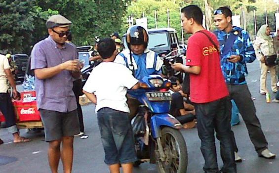 Kurir Fotokopi KTP Laku Keras di GBK