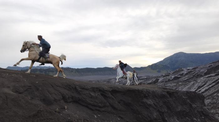 Kabut tipis di Caldera Bromo
