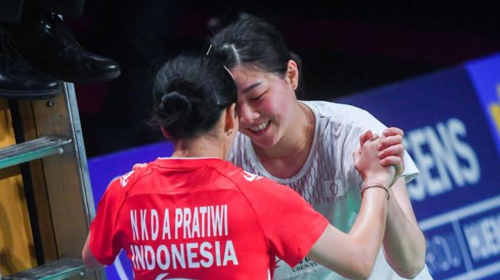 UBER CUP - Momen ketika Kadek Dhinda (Indonesia) berpelukan dengan Lin Hsiang Ti (Taiwan) setelah berduel sengit hingga skor 30-29 dalam penentuan juara grup Uber Cup 2026 di Forum Horsens, Denmark, pada 28 April 2026. (Foto: BWF)