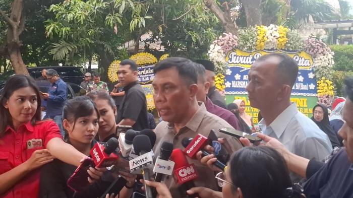 KECELAKAAN PESAWAT - Kepala Dinas Penerangan TNI Angkatan Udara (Kadispen AU) Marsekal Pertama (Marsma) TNI I Nyoman Suadnyana memberikan keterangan tentang wafatnya Marsma TNI Fajar Adriyanto, di rumah duka, Komplek TNI AU, Pancoran, Jakarta Selatan, Minggu (3/8/2025). Almarhum gugur dalam kecelakaan pesawat latih sipil di Ciampea, Bogor, Jawa Barat.