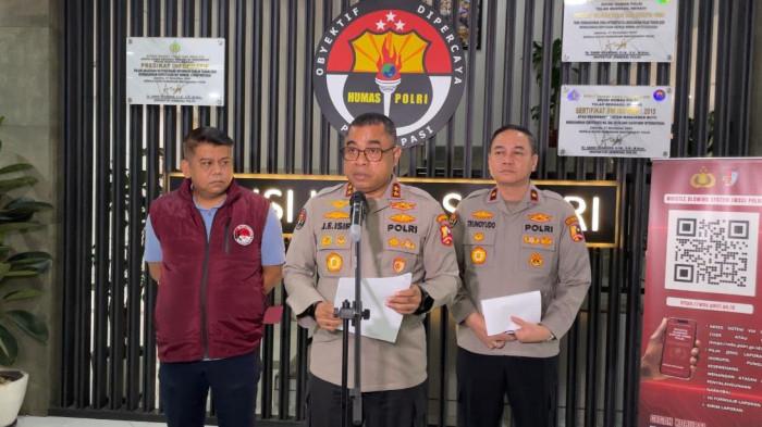 POLISI KASUS NARKOBA – Kadiv Humas Polri Irjen Johnny Eddizon Isir (tengah) memberikan keterangan pers terkait perkembangan kasus narkoba yang melibatkan eks Kapolres Bima Kota AKBP Didik Putra Kuncoro di Kantor Divisi Humas Polri, Jakarta, Minggu (15/2/2026). Ia menegaskan, barang bukti koper putih berisi narkoba diduga berasal dari bandar sejak Agustus 2025.