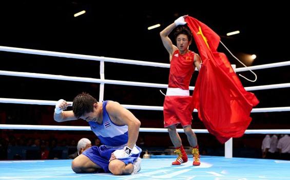 Gagal Dapat Emas, Petinju Thailand Menangis di Atas Ring