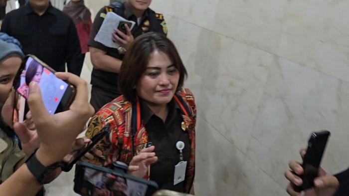 KAJARI KARO BUNGKAM - Danke Rajagukguk bungkam saat ditanya awak media terkait desakan pencopotan dirinya dari jabatan Kepala Kejaksaan Negeri (Kajari) Karo, setelah rapat dengan Komisi III DPR pada Kamis (2/4/2026).