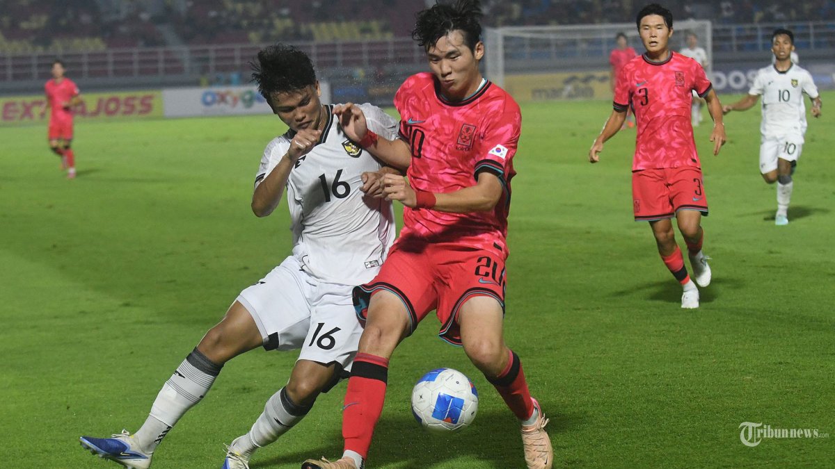 KALAH TIPIS - Pemain Timnas U23 Indonesia Hokky Caraka (16) berebut bola dengan pemain Timnas Korea Selatan U23 Kim Jisoo (20) pada pertandingan yang berlangsung di Stadion Gelora Delta Sidoarjo, Selasa (9/9/2025). Pada akhir pertandingan Indonesia mengalami kekalahan dengan skor akhir 0-1. (SURYA/HABIBUR ROHMAN)
