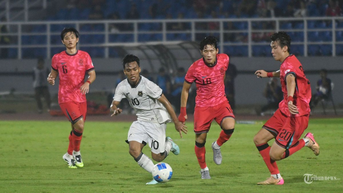 KALAH TIPIS - Pemain Timnas U23 Indonesia Arkhan Fikri (10) dihadang pemain Timnas Korea Selatan U23 Kim Jisoo (20) pada pertandingan yang berlangsung di Stadion Gelora Delta Sidoarjo, Selasa (9/9/2025). Pada akhir pertandingan Indonesia mengalami kekalahan dengan skor akhir 0-1. (SURYA/HABIBUR ROHMAN)
